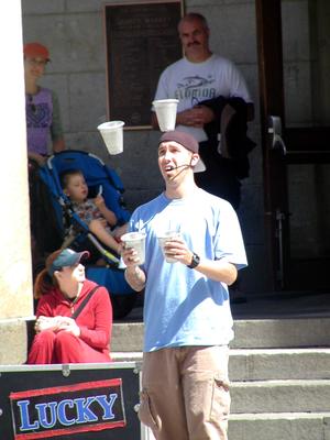 Juggler with the cups