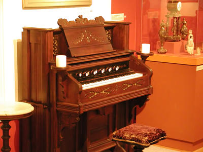 Pump organ
