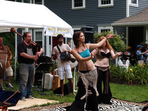 Diablois in Musica and belly dancers