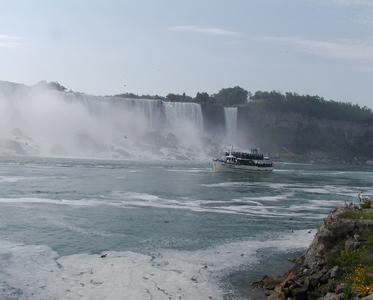 Maid of the Mist boat in front of American and Bridal Veil falls