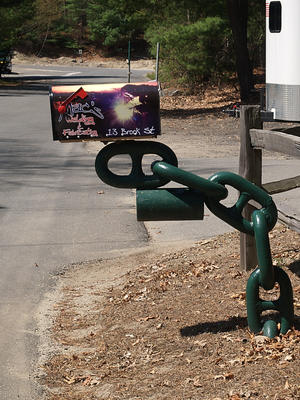 Chain link mailbox