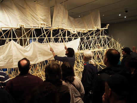 Showing how a Strandbeest operates