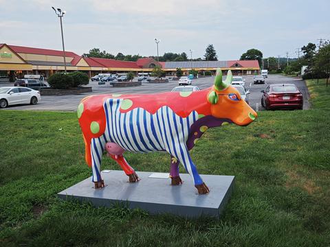 Acton cow sculpture: Beautifully Bo(ld)vine #2