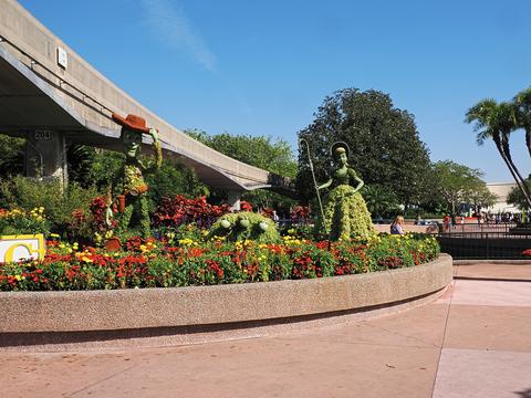 Woody and Bo Peep topiary