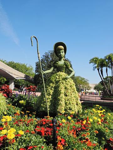 Bo Peep topiary