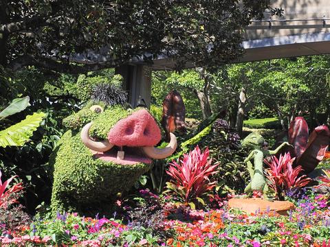 Pumbaa topiary