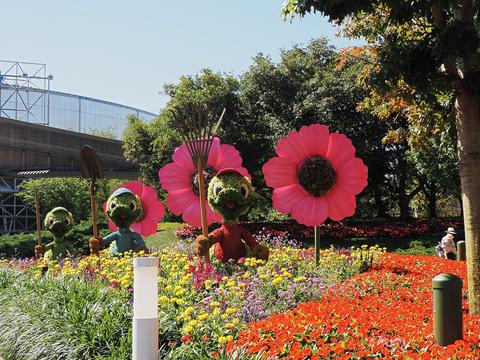 Huey, Duey, and Louie topiaries