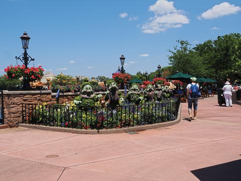 The Dwarves topiary