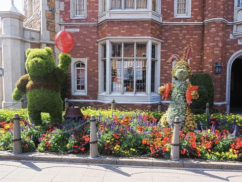 Pooh and Rabbit topiaries