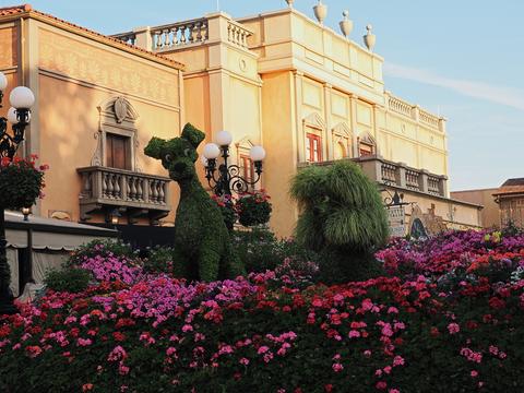 Lady and the Tramp topiaries