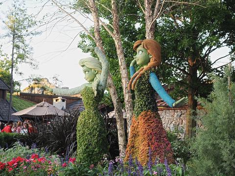 Elsa and Anna topiaries