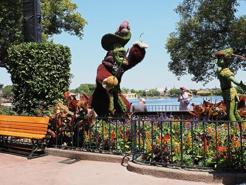 Peter Pan and Hook topiary