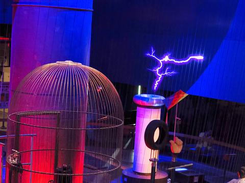 Theater of Electricity Lightning! show #7