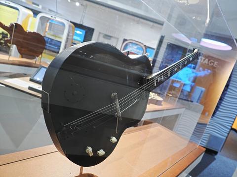 Headless aluminum guitar