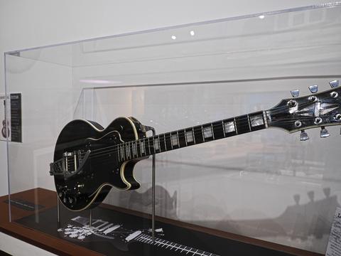 Les Paul's Bible (basis for recording guitars)