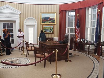 Oval office and resolute desk recreation