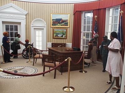 Oval office and resolute desk recreation #2